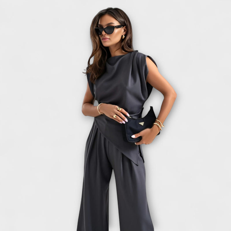 Sofia - Asymmetrisk ensemble med draperade axlar