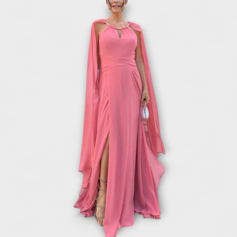 Mabel - Elegant maxiklänning med capeärmar och hög slits