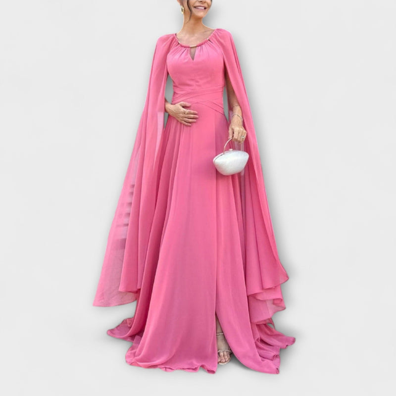 Mabel - Elegant maxiklänning med capeärmar och hög slits