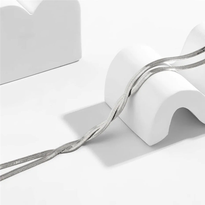 Elegant lång halskedja med justerbar ormdesign