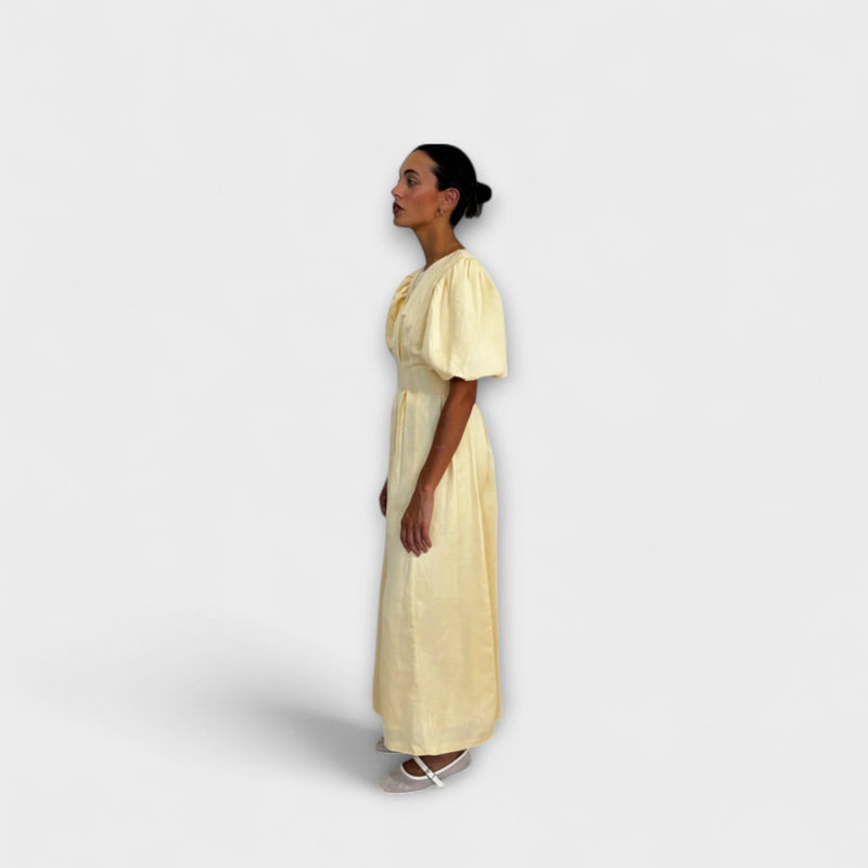 Josephine - Smörgul Maxiklänning med luftigt design