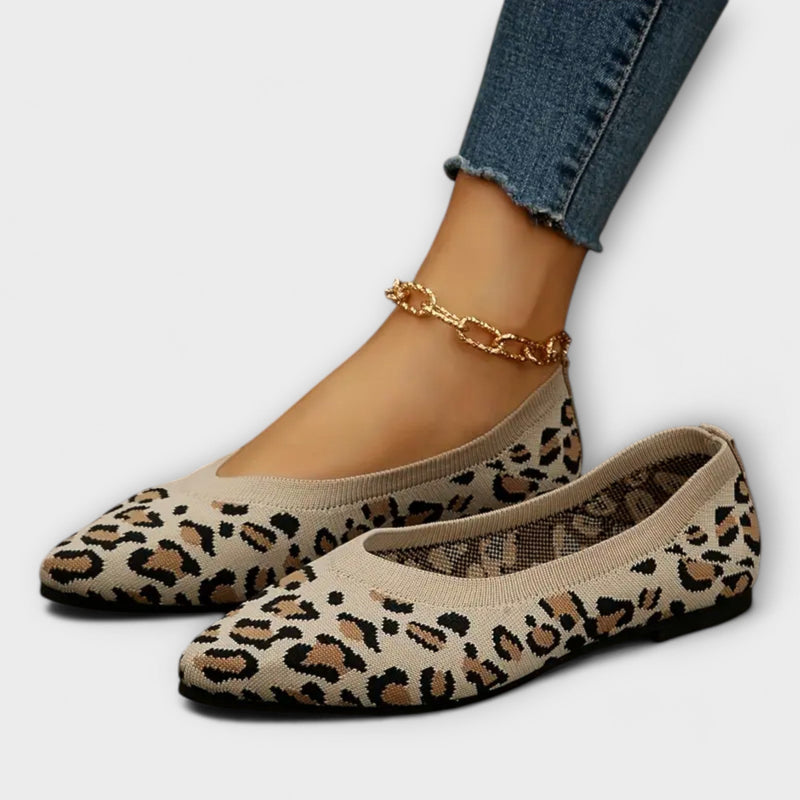 Leopardmönstrade spetsiga flats