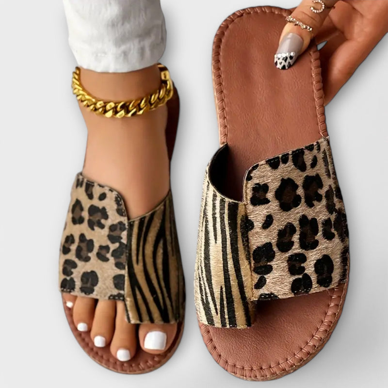 Snygga tvåfärgade tofflor med leopardmönster