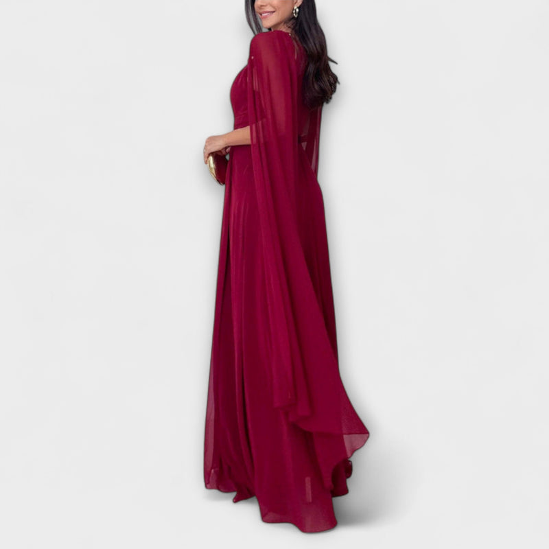 Mabel - Elegant maxiklänning med capeärmar och hög slits