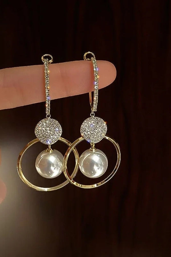 Eleganta örhängen med odlad pärlor och glittrande zirkoner