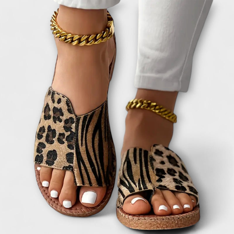 Snygga tvåfärgade tofflor med leopardmönster