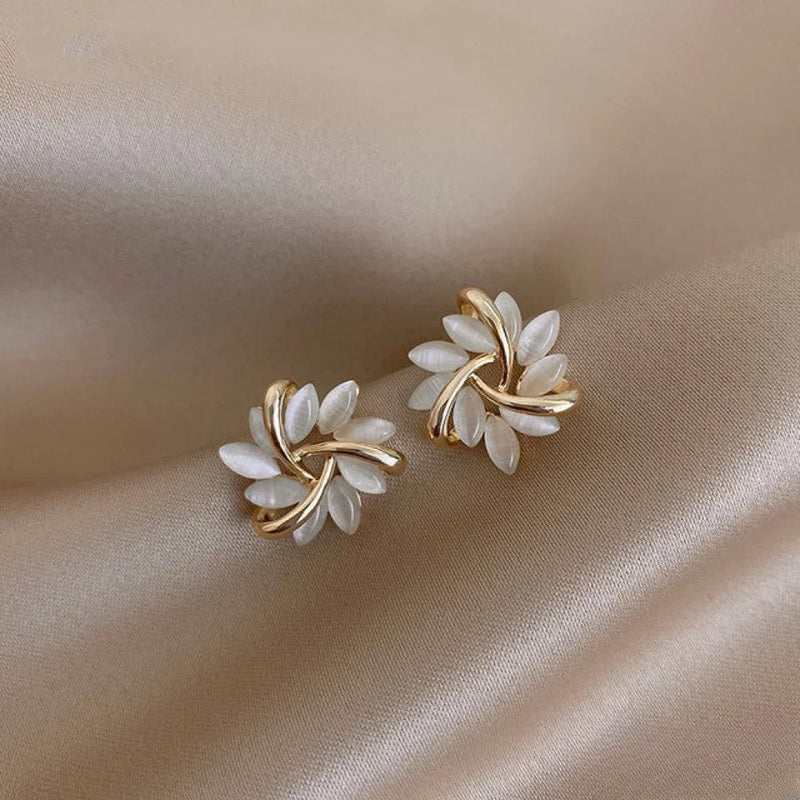 Eleganta guldörhängen med utsökta opalblommotiv