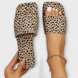 Platta tofflor med leopardmönster