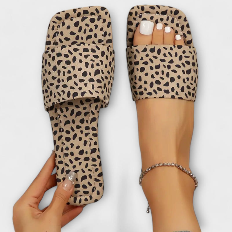 Platta tofflor med leopardmönster