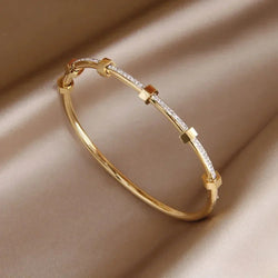 Elegant Guldarmband i Ljust Design
