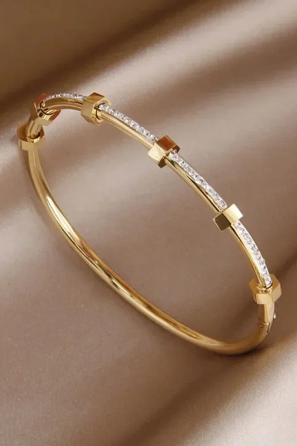 Elegant Guldarmband i Ljust Design