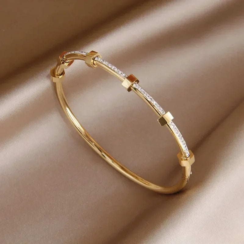 Elegant Guldarmband i Ljust Design