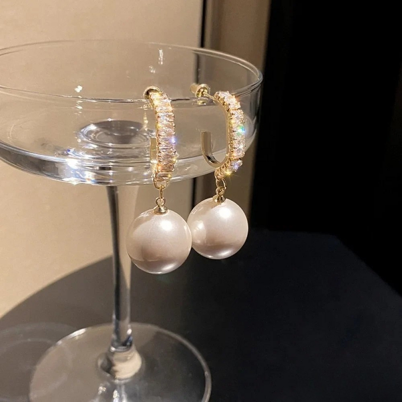 Eleganta örhängen med pärlor och zirkonia