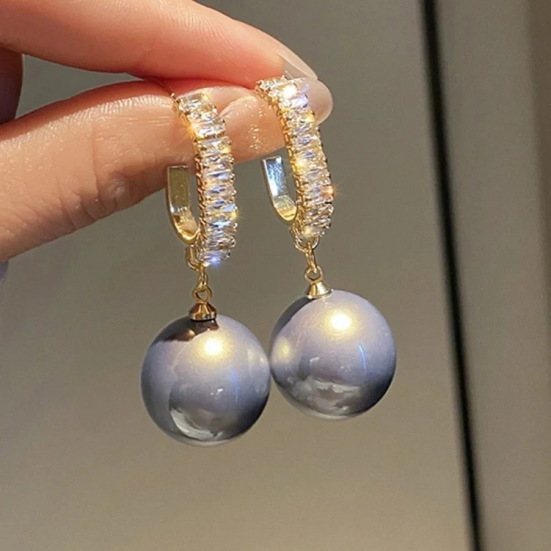 Eleganta örhängen med pärlor och zirkonia