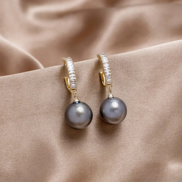 Eleganta örhängen med pärlor och zirkonia