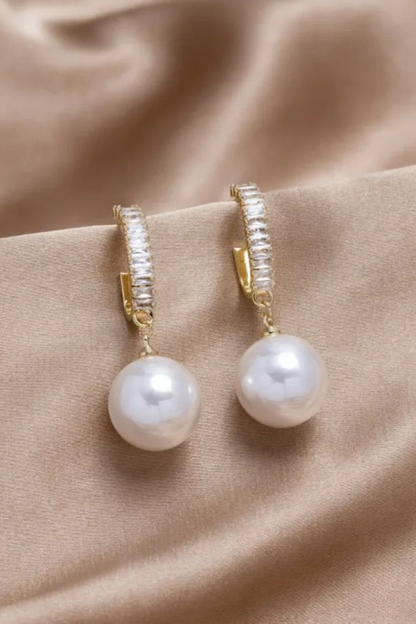 Eleganta örhängen med pärlor och zirkonia