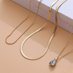 Skikt-halsband med guldfärgad zirkonia-hänge