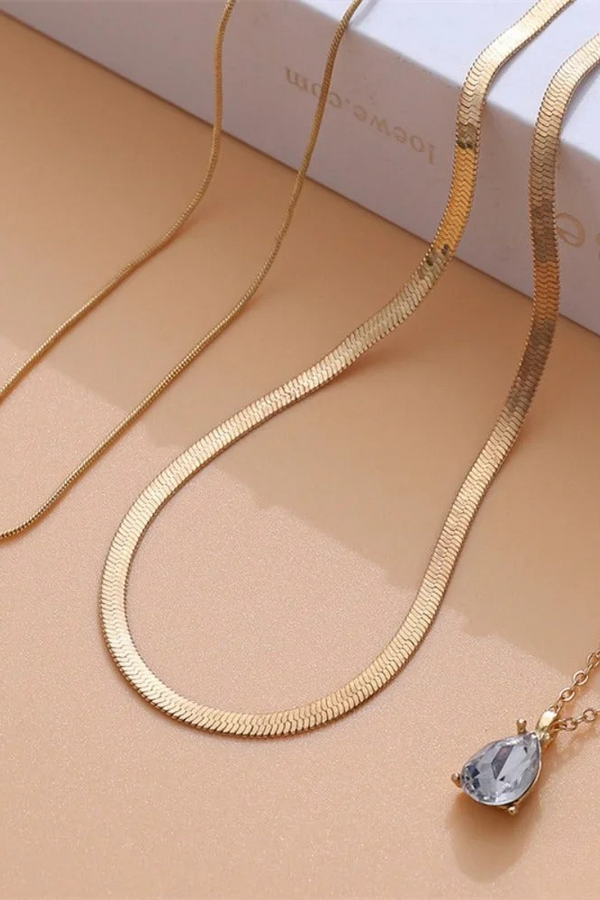Skikt-halsband med guldfärgad zirkonia-hänge