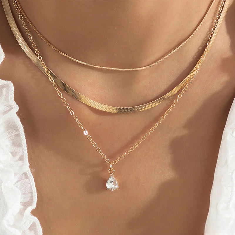 Skikt-halsband med guldfärgad zirkonia-hänge