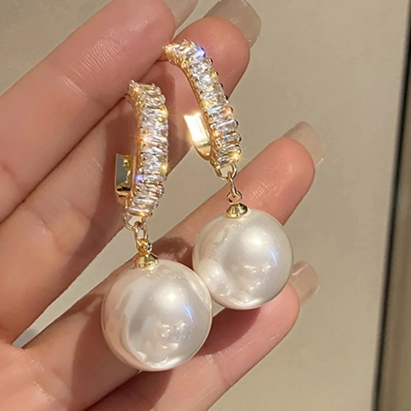 Eleganta örhängen med pärlor och zirkonia