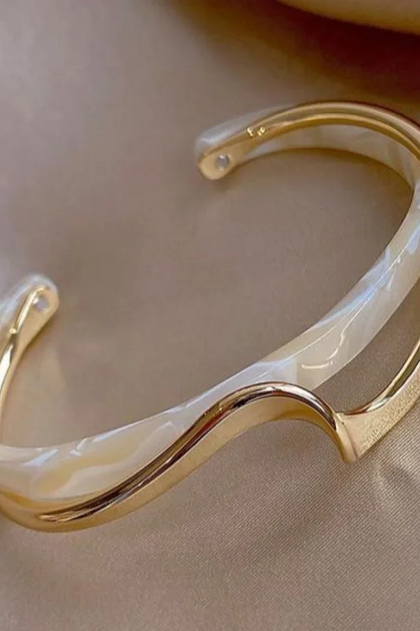 Elegant Guldarmband med Vit Opal