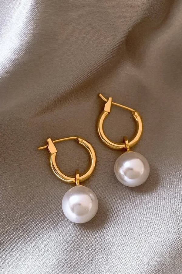 Eleganta örhängen med gyllene pärlor