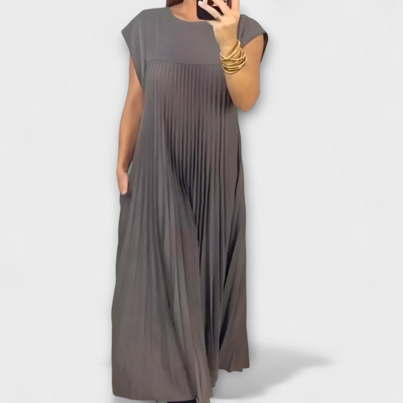Zairelle – Elegant Plisserad Klänning