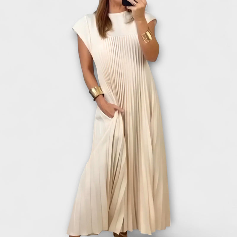 Zairelle – Elegant Plisserad Klänning