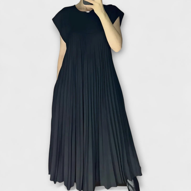 Zairelle – Elegant Plisserad Klänning