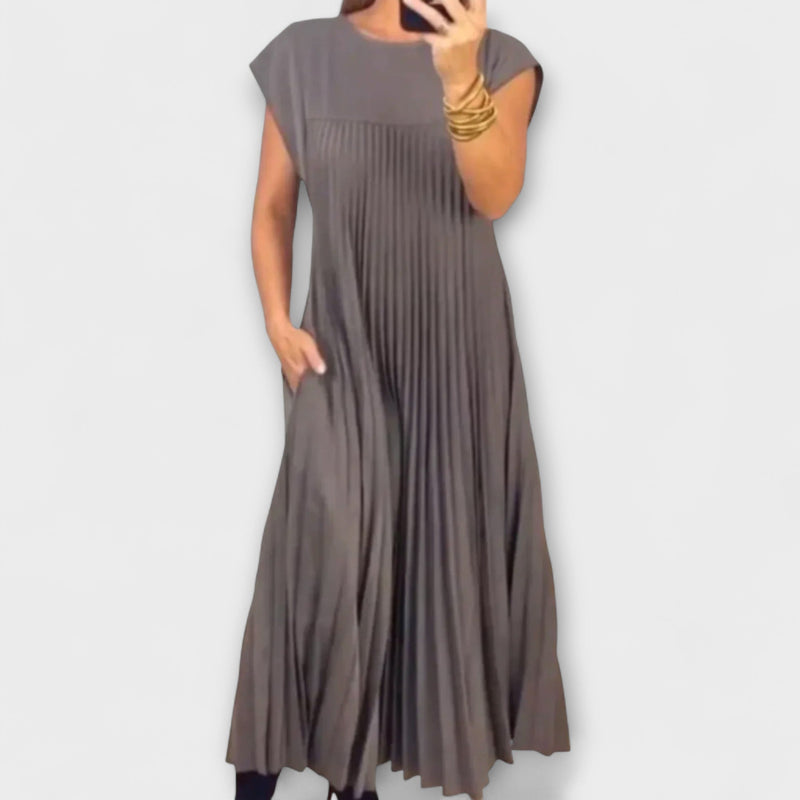 Zairelle – Elegant Plisserad Klänning