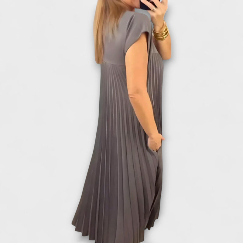 Zairelle – Elegant Plisserad Klänning