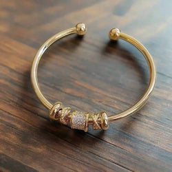 Justerbart armband med gyllene hängen