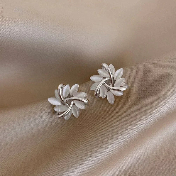 Eleganta guldörhängen med utsökta opalblommotiv