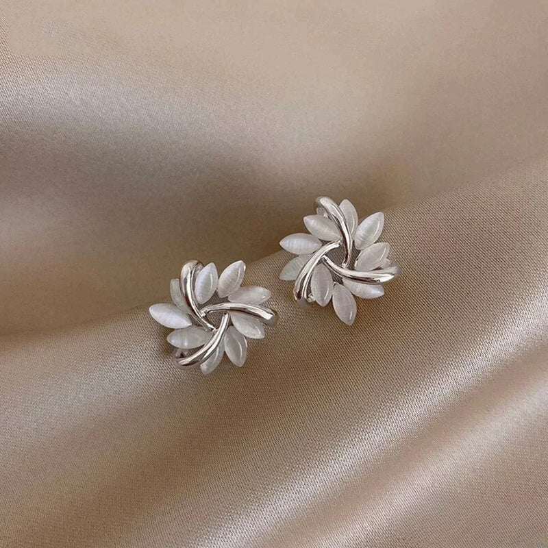 Eleganta guldörhängen med utsökta opalblommotiv