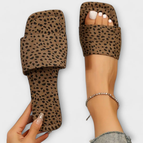 Platta tofflor med leopardmönster