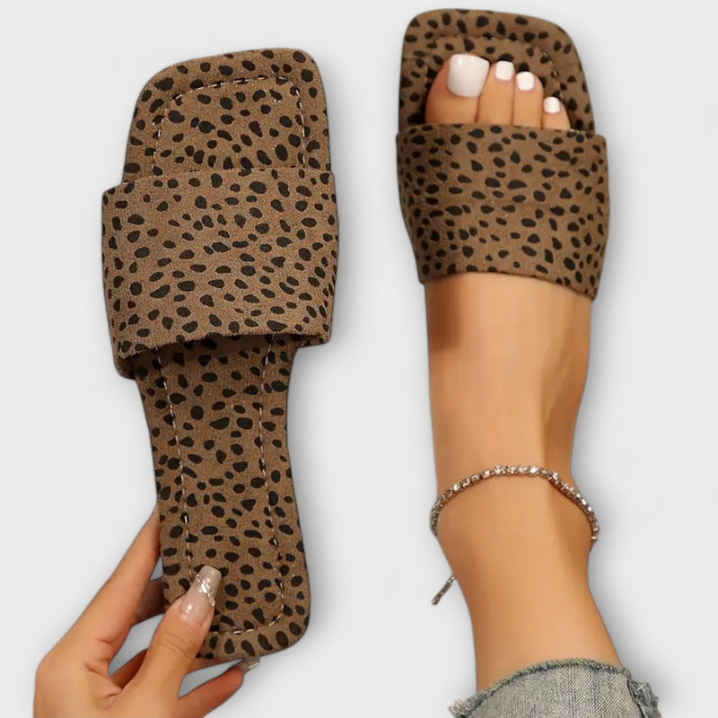 Platta tofflor med leopardmönster