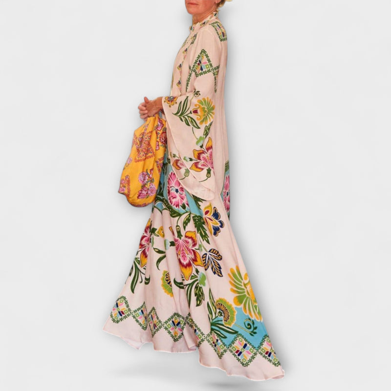 Lisa - Elegant maxiklänning med blommönster och flödande design